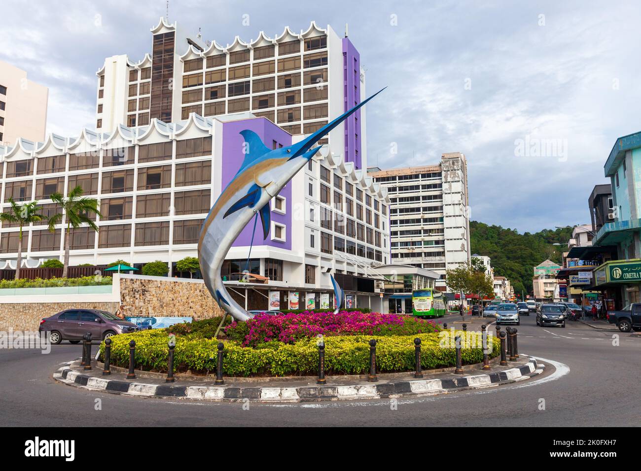 Kota Kinabalu, Malesia - 23 marzo 2019: Statua di Marlin montata sulla rotonda nel quartiere centrale della città di Kota Kinabalu Foto Stock