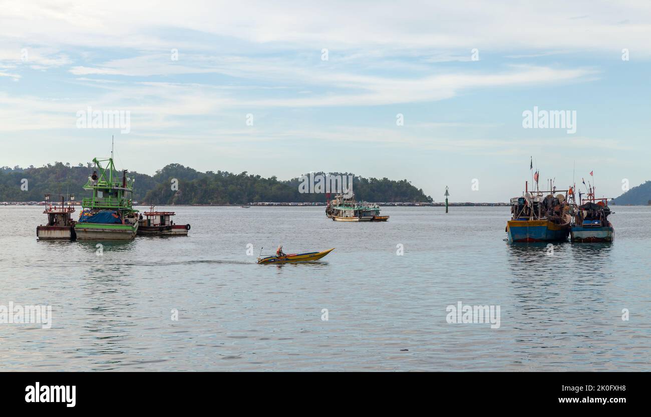 Kota Kinabalu, Malesia - 23 marzo 2019: Barche da pesca ormeggiate nella baia di Kota Kinabalu in una giornata di sole Foto Stock