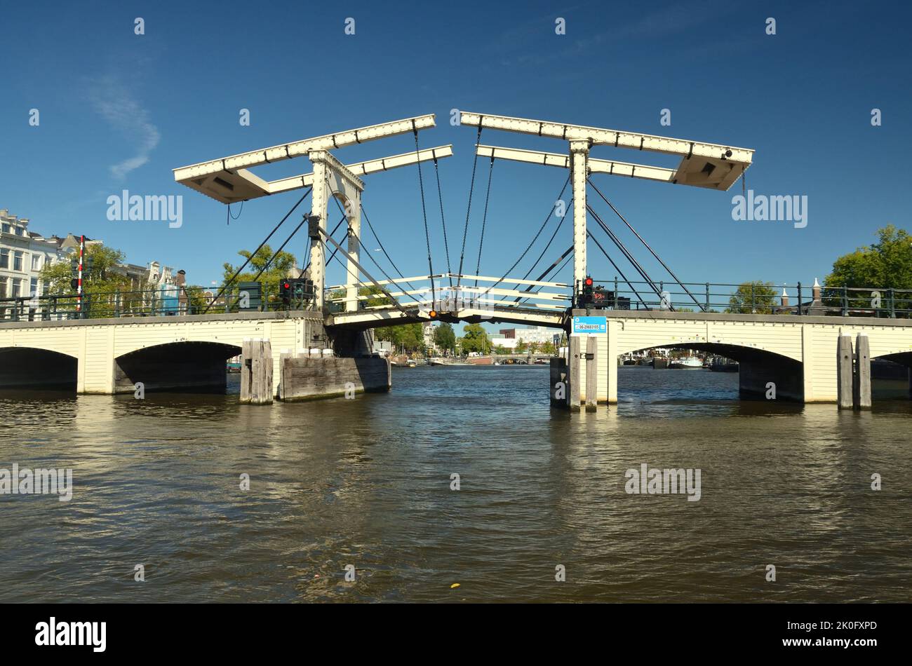 Il famoso ponte di sollevamento Amstel ad Amsterdam, Paesi Bassi Foto Stock