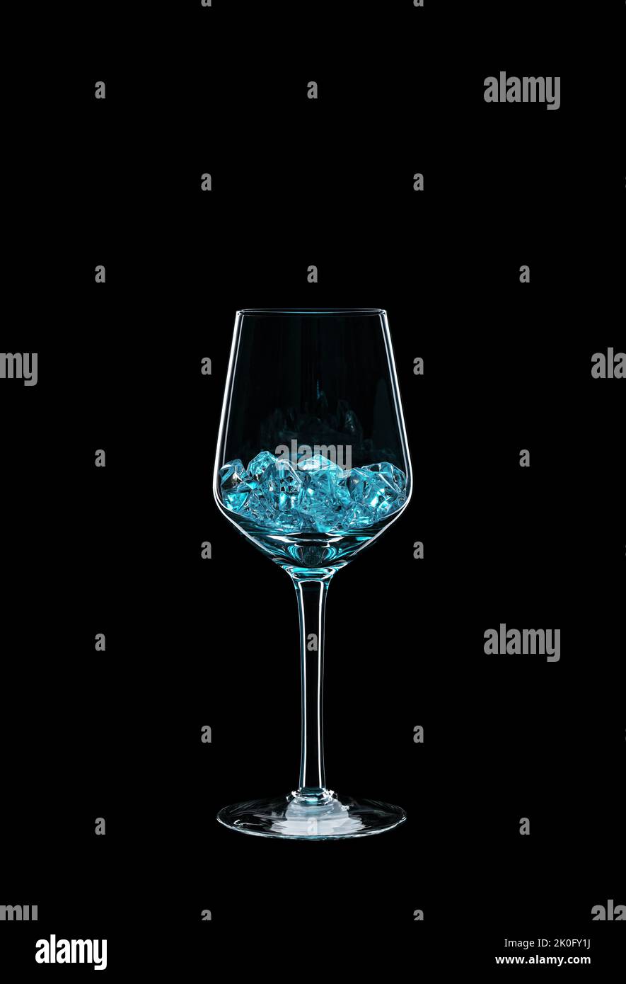 Bicchiere di vino ripieno di cristalli blu trasparenti retroilluminati e isolato su sfondo nero. Concetto di vetreria per bevande. Spazio di copia. Foto Stock