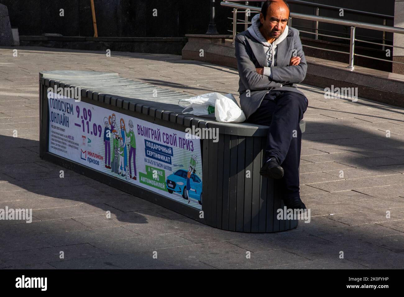 Mosca, Russia. 9th settembre 2022. Un banner che informa le persone sullo svolgimento delle votazioni online da parte delle autorità della Federazione russa nel settembre 2022, in via Novy Arbat, nel centro di Mosca, Russia Foto Stock