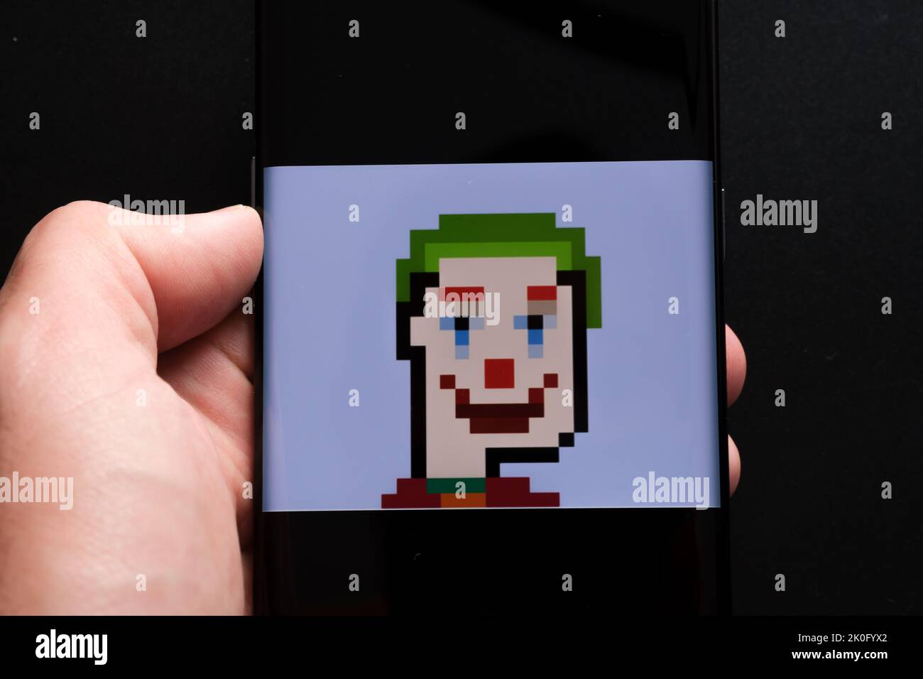NFT TPUNK #3442 (Tron Punk) arte digitale dalla collezione Tpunks visto sullo schermo dello smartphone che è in mano. Concetto. Stafford, Regno Unito, Sep Foto Stock