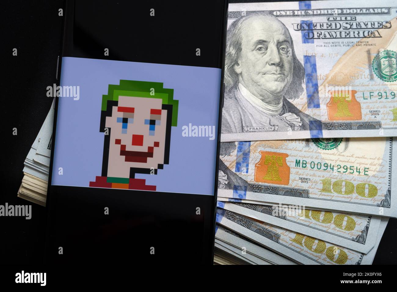 NFT TPUNK #3442 (Tron Punk) arte digitale dalla collezione Tpunks visto sullo schermo dello smartphone e banconote in dollari accanto ad esso. Concetto. Stafford, Ki Foto Stock