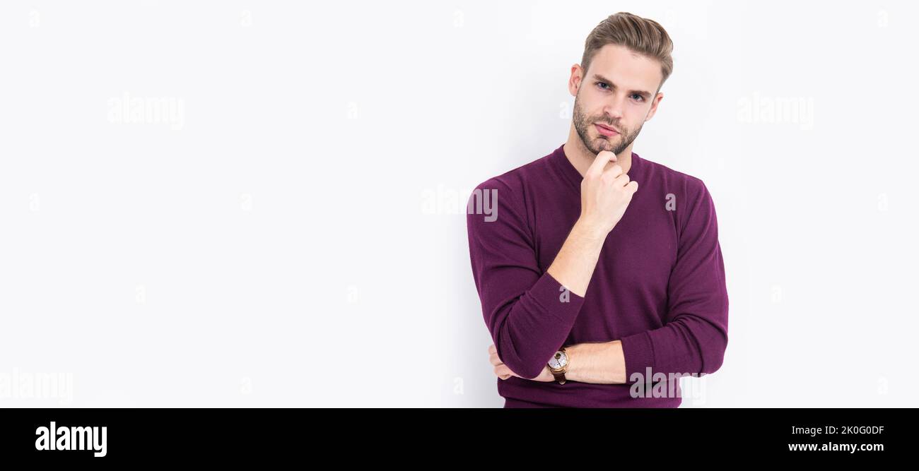 Barbering è uno stile di vita. L'uomo serio tocca il mento non rasato. Restate aggiornati nel barbering. Uomo volto ritratto, banner con spazio copia. Foto Stock