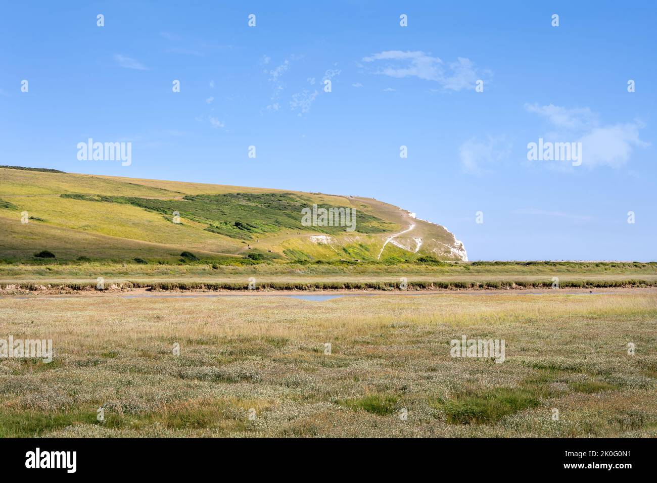 Vista di Cuckmere Haven e dell'inizio delle sette Sorelle in un pomeriggio estivo, Sussex orientale, Inghilterra Foto Stock