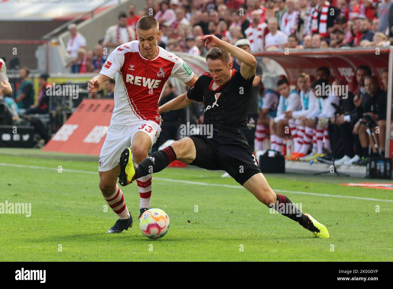 Colonia, Germania. 11th Set, 2022. Bundesliga, giorno 6, 1. FC Colonia - 1. FC Union Berlin, Florian Dietz (Koeln), Paul Jaeckel (Union) battaglia per la palla. Credit: Juergen Schwarz/Alamy Live News Foto Stock