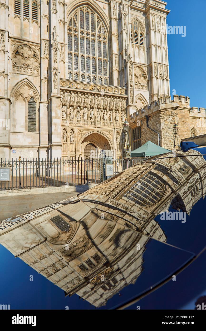 Riflessi specchio dell'Abbazia di Westminster a Londra Foto Stock