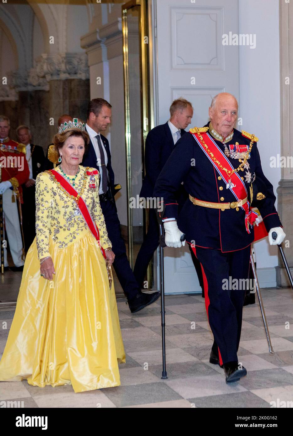 Re harald e la regina sonja di norvegia arrivano al palazzo di
