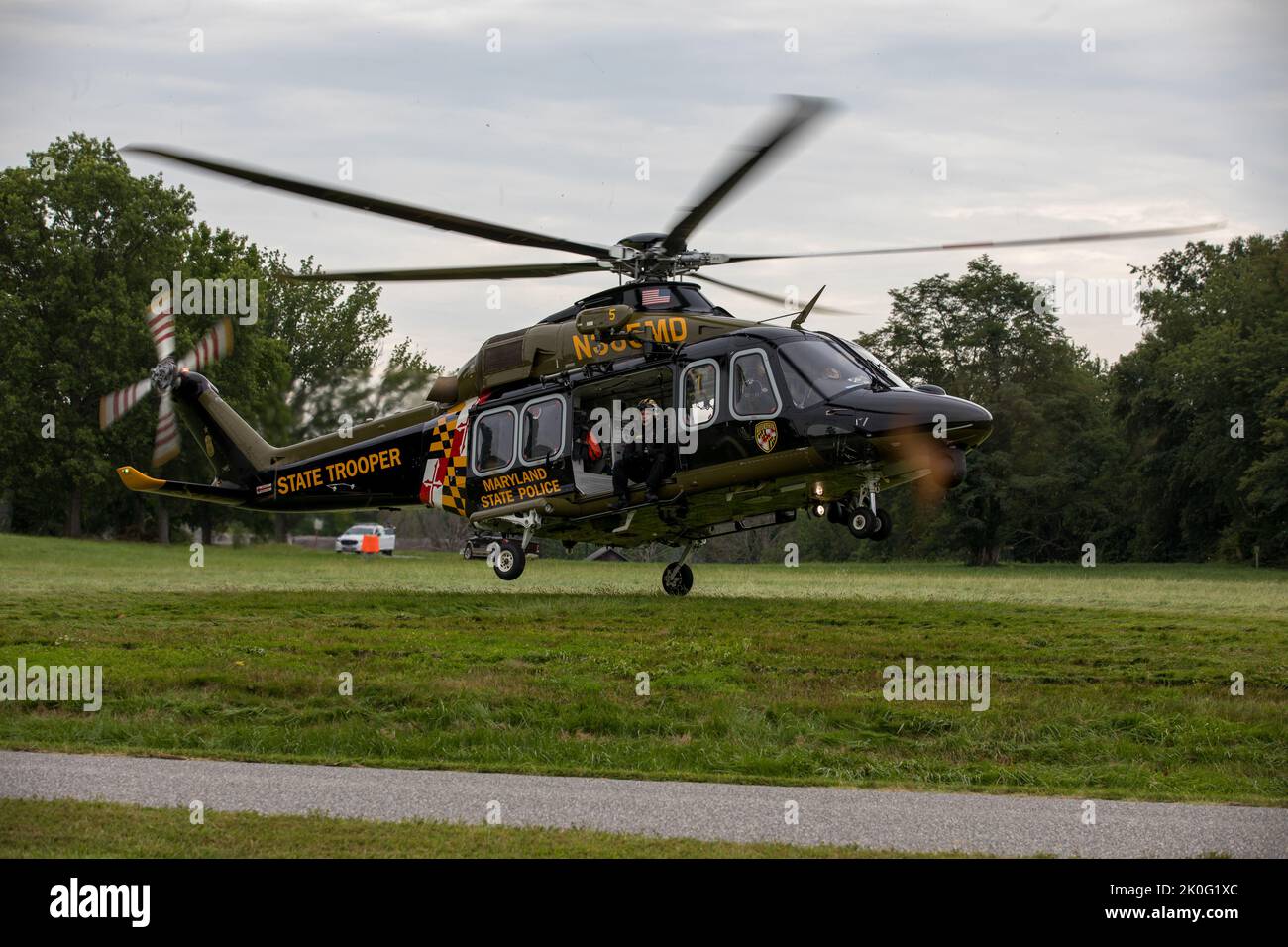 La polizia di Stato del Maryland atterra un elicottero Leonardo AW139 per sollevare un paziente simulato durante un esercizio aereo a terra di Aberdeen Proving Ground - Edgewood Area il 29 luglio 2022. L'esercizio è un'opportunità di formazione congiunta trimestrale dell'agenzia che ha permesso alla Guardia Nazionale dell'Esercito del Maryland di lavorare con le forze dell'ordine e le agenzie di pronto soccorso che avrebbero risposto in caso di aerei abbattuti. (STATI UNITI Foto della Guardia Nazionale militare di Sgt. Tom Agnello) Foto Stock