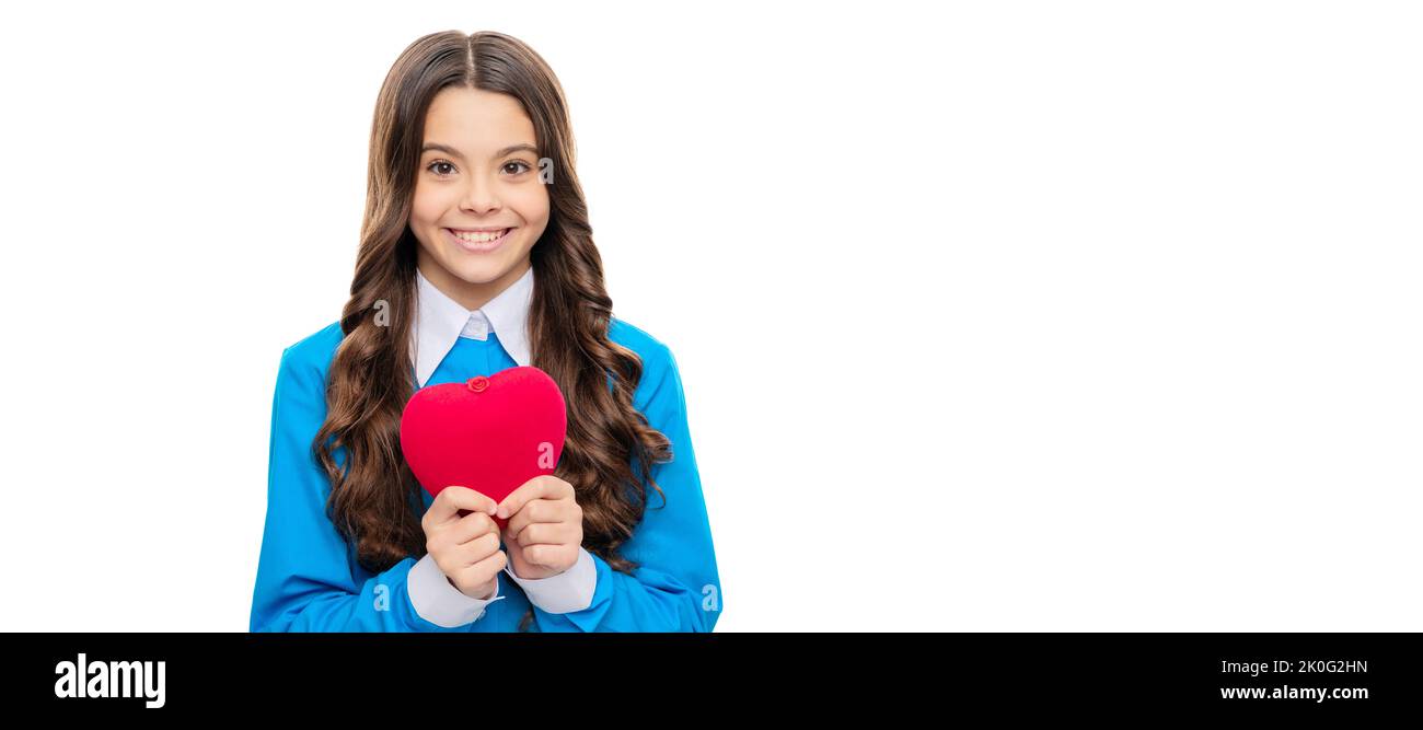 Il tuo cuore conta. Bambino felice tenere il cuore rosso. Malattia cardiaca. Assistenza pediatrica. Capretto ragazza ritratto con cuore simbolo amore, poster orizzontale. Banner Foto Stock