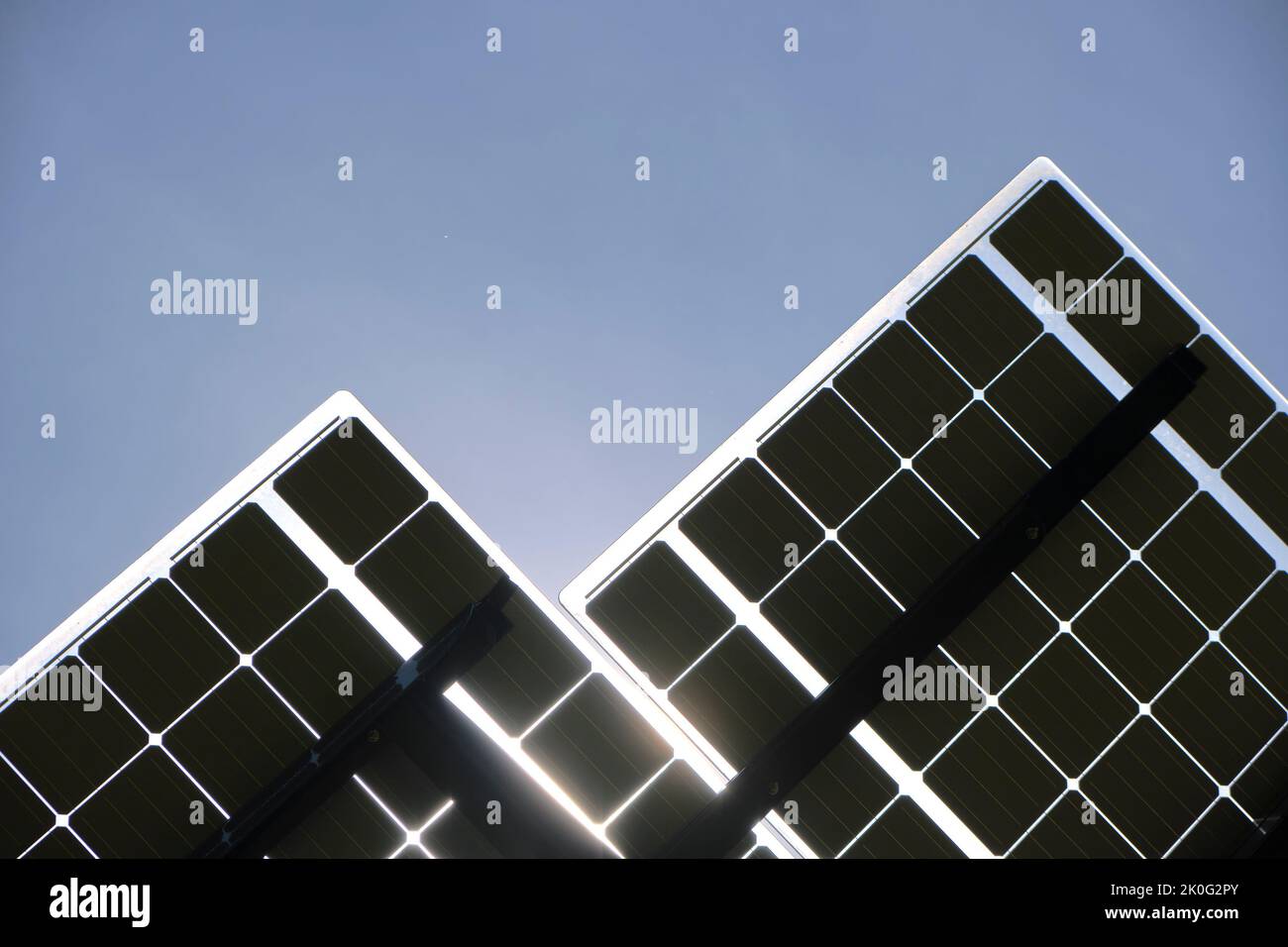 Pannelli solari fotovoltaici montati su telaio metallico per la produzione di energia elettrica ecologica pulita. Elettricità rinnovabile con concetto di emissioni zero Foto Stock