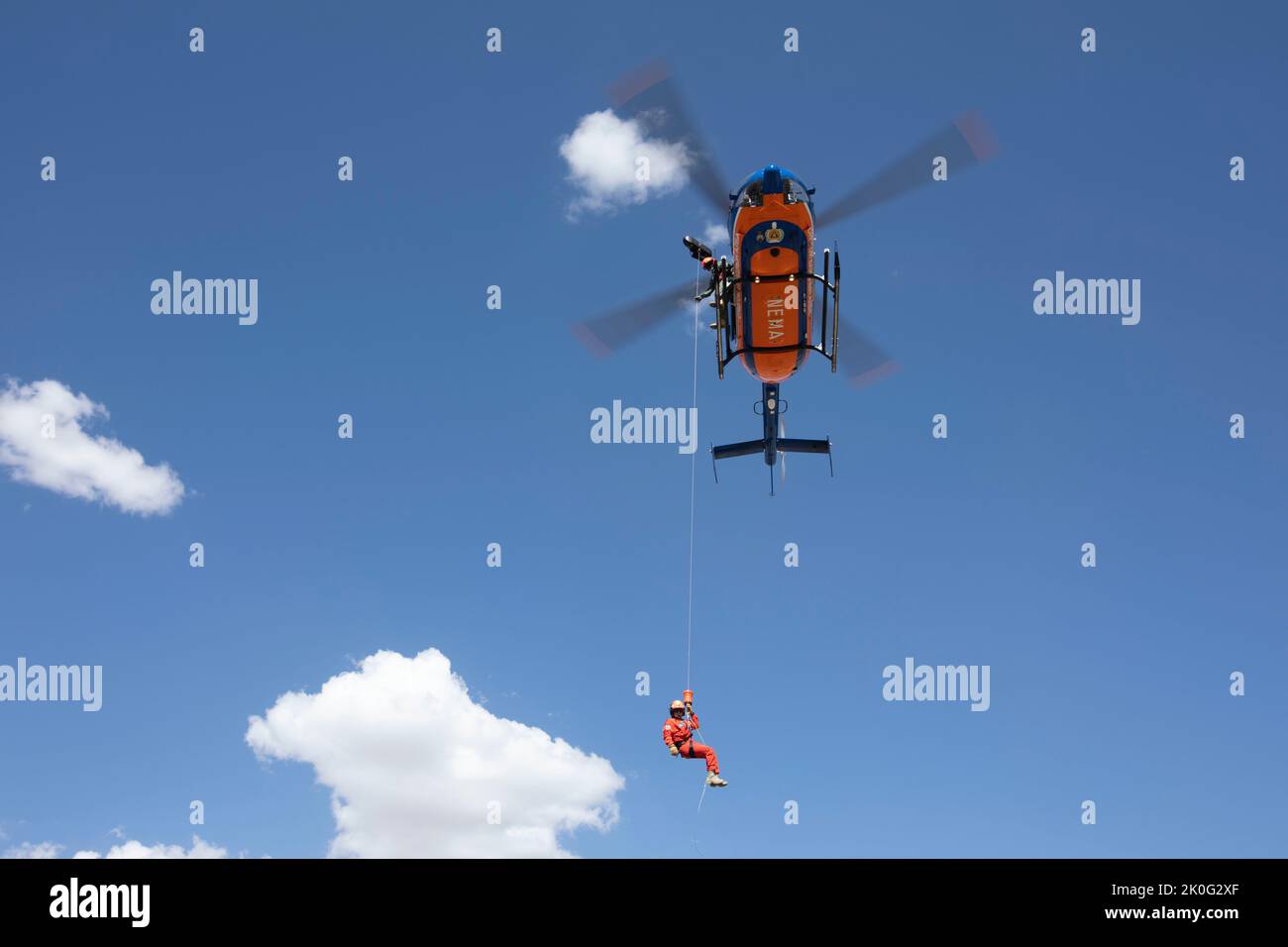 Una squadra dell'agenzia nazionale di gestione di emergenza della Mongolia abbassa da un elicottero per sollevare una barella del cestino durante uno scenario simulato di ricerca e salvataggio come parte di Gobi Wolf 2022 a Bayankhongor, Mongolia, settembre 8. Gobi Wolf è un'esercitazione di risposta alle catastrofi condotta come un impegno di assistenza umanitaria e soccorso in caso di catastrofi. L'esercitazione sul campo si concentra sulla risposta ai materiali pericolosi, sull'assistenza medica di massa e sulla ricerca e il salvataggio. (Foto della Guardia Nazionale dell'Alaska di Victoria Granado) Foto Stock