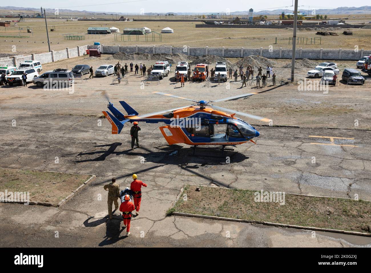 Un team Mongolia National Emergency Management Agency e Sgt. Alexander Zakreski, 1-52nd General Support Aviation Battalion, eseguire una barella con un manichino di addestramento per un elicottero durante una simulazione di ricerca e salvataggio scenario come parte di Gobi Wolf 2022 a Bayankhongor, Mongolia, 8 settembre. Gobi Wolf è un esercizio di risposta ai disastri progettato per testare i processi massimizzando il realismo in una serie di scenari. Tra i paesi partecipanti vi sono anche Bangladesh, Nepal, Sri Lanka, Thailandia, Regno Unito e Vietnam. (Foto della Guardia Nazionale dell'Alaska di Victoria Granado) Foto Stock