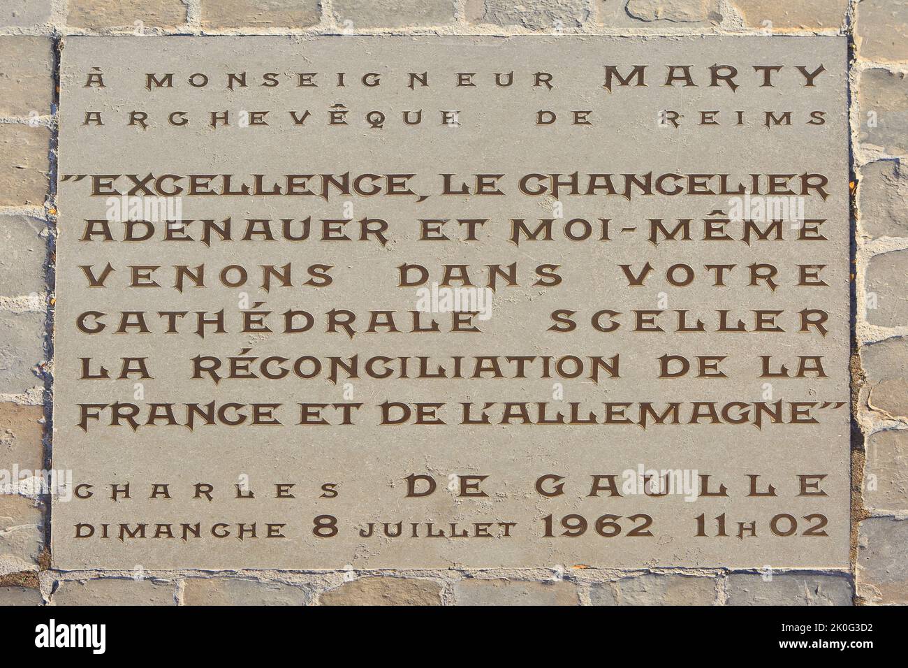 Targa commemorativa per la riconciliazione franco-tedesca il 8th luglio 1962 all'ingresso della Cattedrale di Reims a Reims (Marne), Francia Foto Stock