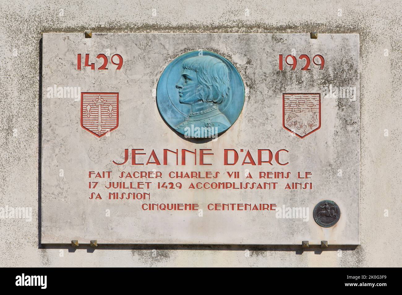 Targa commemorativa per il 500th° anniversario dell'incoronazione di Carlo VII di Francia nella Cattedrale di Reims a Reims (Marne), Francia Foto Stock