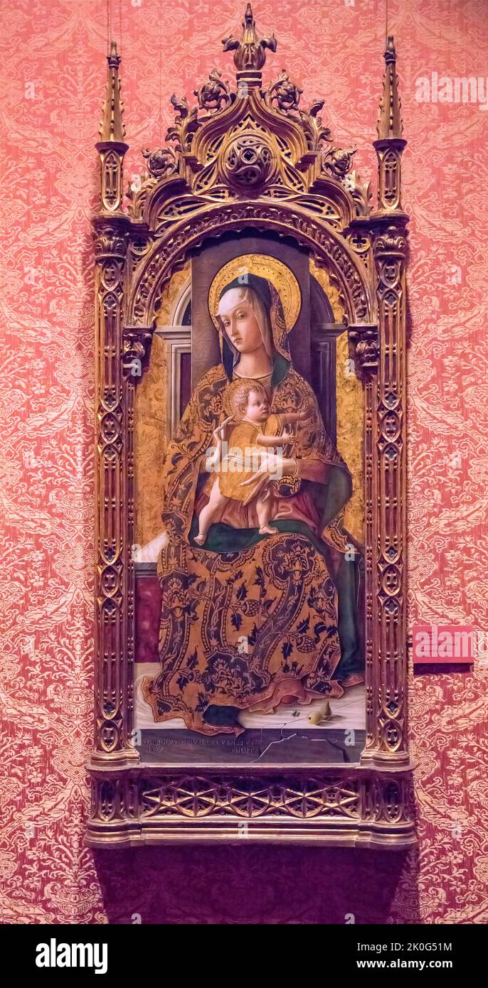 Madonna col Bambino intronizzata da Carlo Crivelli 1472 Tempera sulla pittura del legno nel Metropolitan Museum of Art (MET) Manhattan, NYC, USA Foto Stock
