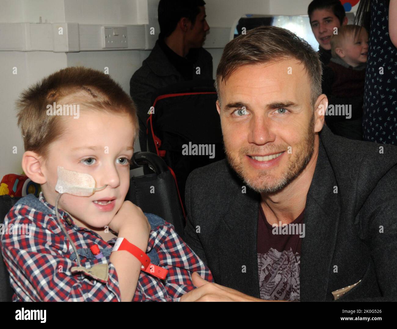 X GIUDICE FATTORE E PRENDERE CHE LA STELLA GARY BARLOW VISITA JACK ROBINSON DI 4 ANNI PRESSO L'OSPEDALE GENERALE DI SOUTHAMPTON UN INCONTRO CON GARY BARLOW È STATO SULLA LISTA DEL BUCKET DI JACK COME EGLI COMBATTE UN TUMORE DEL CERVELLO INOPERABILE. PIC MIKE WALKER 2014 Foto Stock