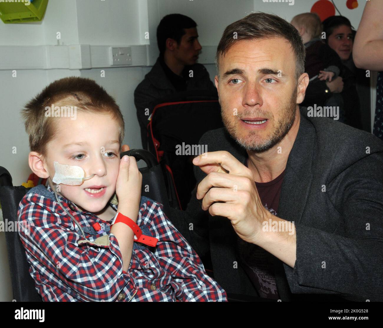 X GIUDICE FATTORE E PRENDERE CHE LA STELLA GARY BARLOW VISITA JACK ROBINSON DI 4 ANNI PRESSO L'OSPEDALE GENERALE DI SOUTHAMPTON UN INCONTRO CON GARY BARLOW È STATO SULLA LISTA DEL BUCKET DI JACK COME EGLI COMBATTE UN TUMORE DEL CERVELLO INOPERABILE. PIC MIKE WALKER 2014 Foto Stock