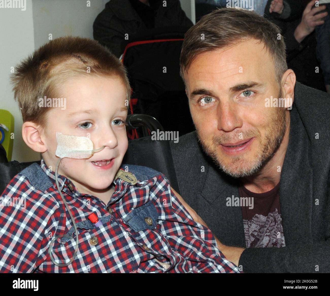 X GIUDICE FATTORE E PRENDERE CHE LA STELLA GARY BARLOW VISITA JACK ROBINSON DI 4 ANNI PRESSO L'OSPEDALE GENERALE DI SOUTHAMPTON UN INCONTRO CON GARY BARLOW È STATO SULLA LISTA DEL BUCKET DI JACK COME EGLI COMBATTE UN TUMORE DEL CERVELLO INOPERABILE. PIC MIKE WALKER 2014 Foto Stock