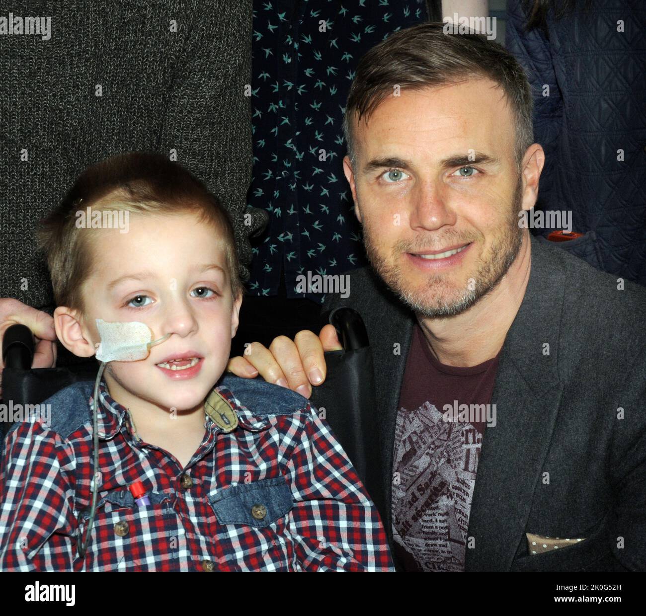 X GIUDICE FATTORE E PRENDERE CHE LA STELLA GARY BARLOW VISITA JACK ROBINSON DI 4 ANNI PRESSO L'OSPEDALE GENERALE DI SOUTHAMPTON UN INCONTRO CON GARY BARLOW È STATO SULLA LISTA DEL BUCKET DI JACK COME EGLI COMBATTE UN TUMORE DEL CERVELLO INOPERABILE. PIC MIKE WALKER 2014 Foto Stock