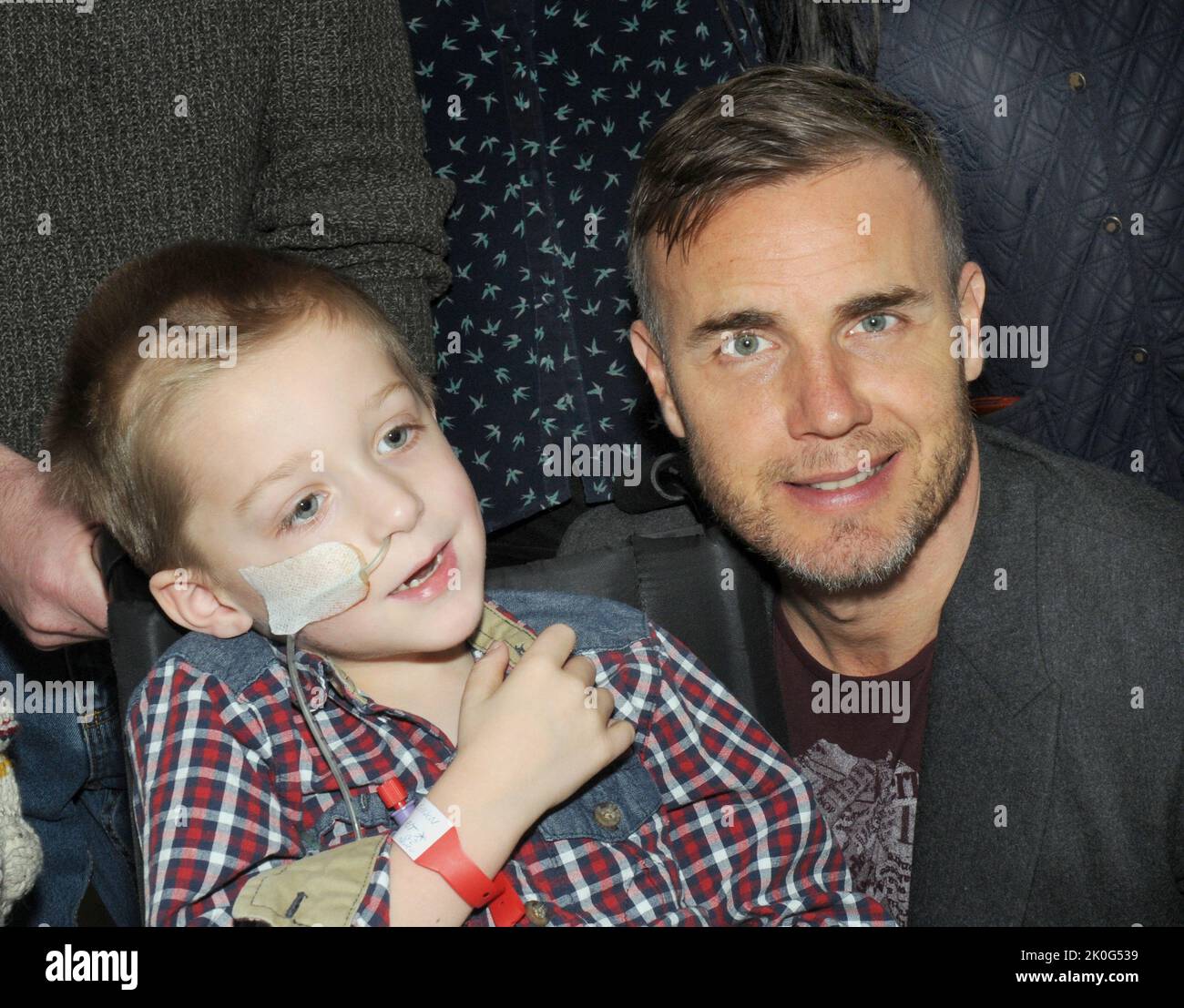 X GIUDICE FATTORE E PRENDERE CHE LA STELLA GARY BARLOW VISITA JACK ROBINSON DI 4 ANNI PRESSO L'OSPEDALE GENERALE DI SOUTHAMPTON UN INCONTRO CON GARY BARLOW È STATO SULLA LISTA DEL BUCKET DI JACK COME EGLI COMBATTE UN TUMORE DEL CERVELLO INOPERABILE. PIC MIKE WALKER 2014 Foto Stock