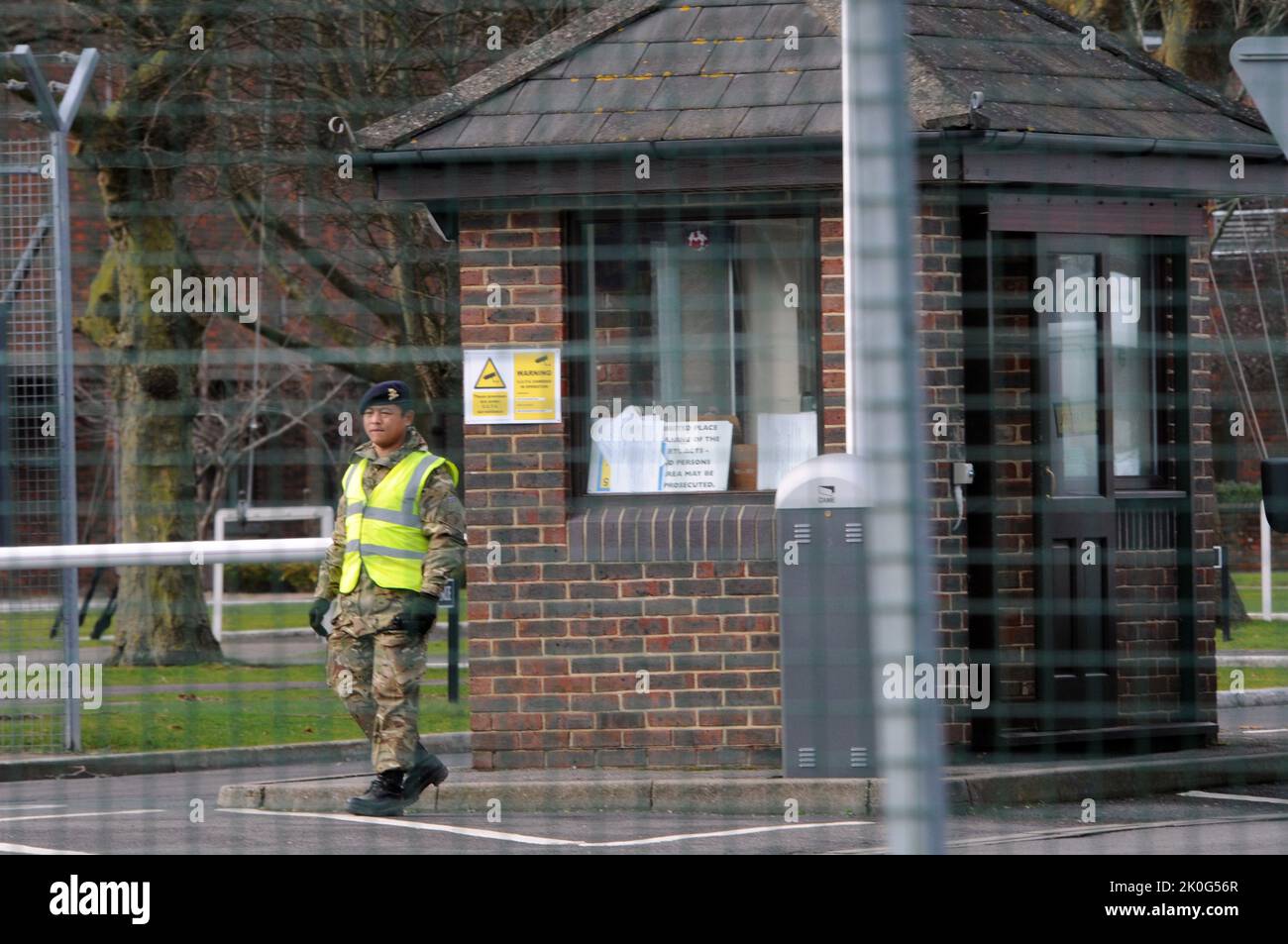 HMS COLLINGWOOD A FAREHAM, HANTS, DOVE UNA SQUADRA DI SMALTIMENTO DELLE BOMBE È STATA CHIAMATA A OCCUPARSI DI UN PACCHETTO SUSPIUOUS. PIC MIKE WALKER, 2014 FOTO DI MIKE WALKER Foto Stock