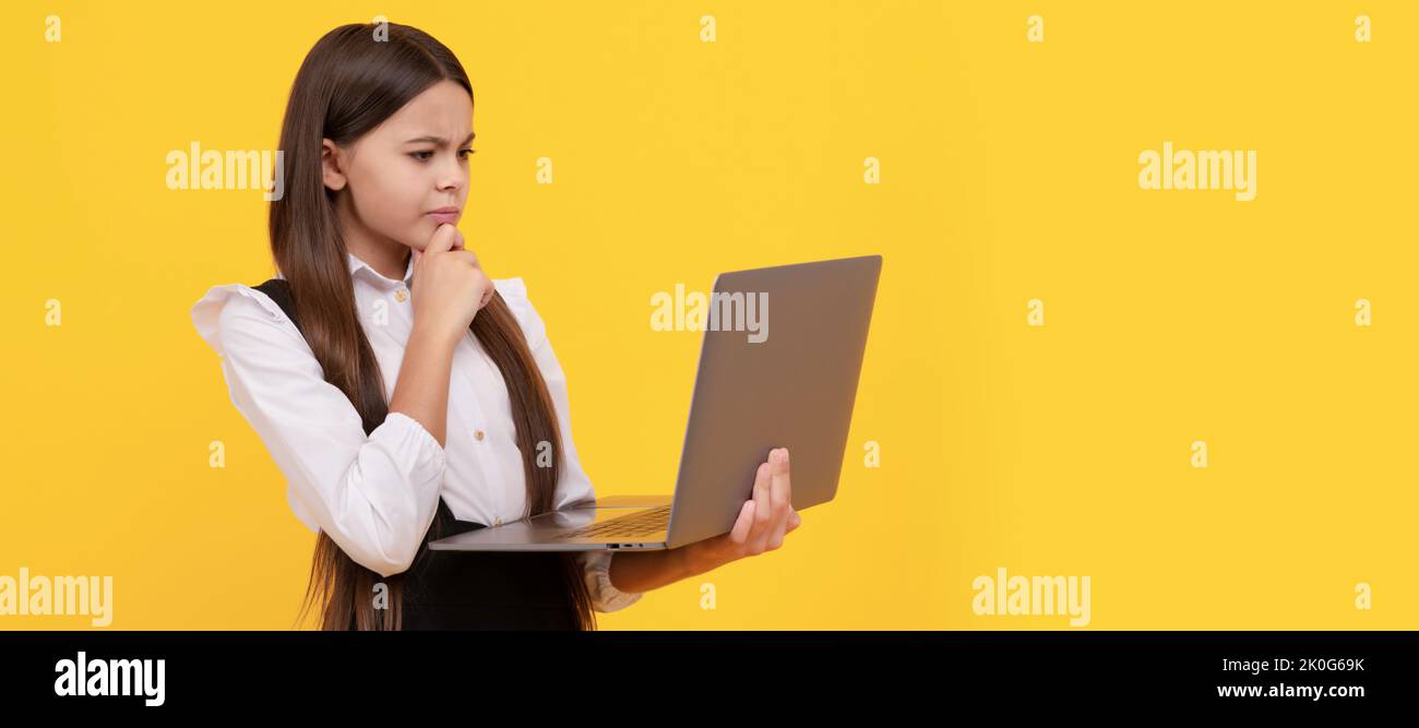 concentrato seria ragazza adolescente in scuola uniforme studio su laptop, conoscenza. Ritratto della bambina con laptop, poster orizzontale. Intestazione banner con Foto Stock