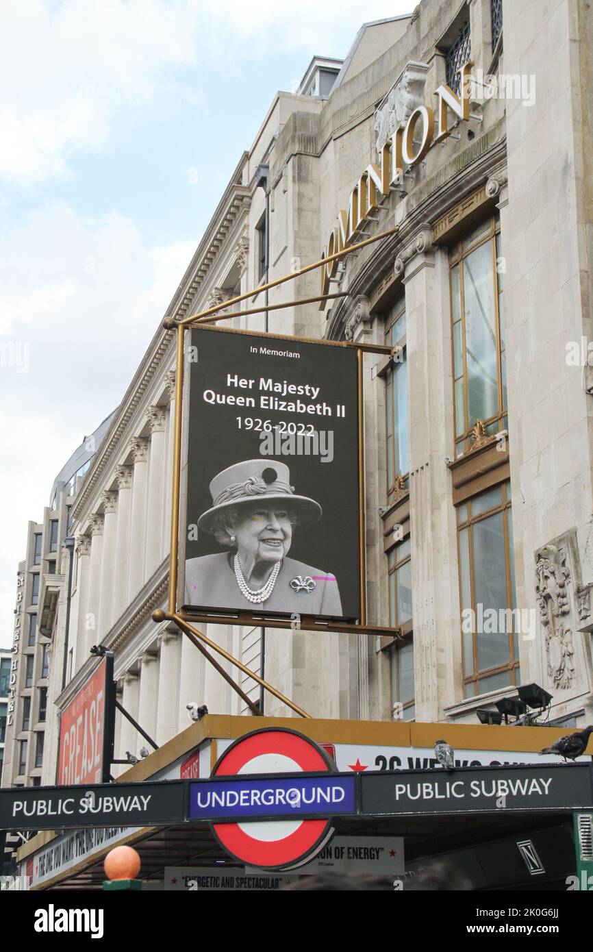 Londra, Regno Unito. 11th Set, 2022. Un omaggio alla Regina Elisabetta il visto dal teatro Dominion su Tottenham Court Road. La regina Elisabetta II era regnante di 32 stati sovrani durante la sua vita, 15 al momento della sua morte. Il suo regno di 70 anni e 214 giorni è stato il più lungo di qualsiasi monarca britannico e il più lungo registrato di qualsiasi capo di stato femminile nella storia. (Credit Image: © David Mbiyu/SOPA Images via ZUMA Press Wire) Foto Stock