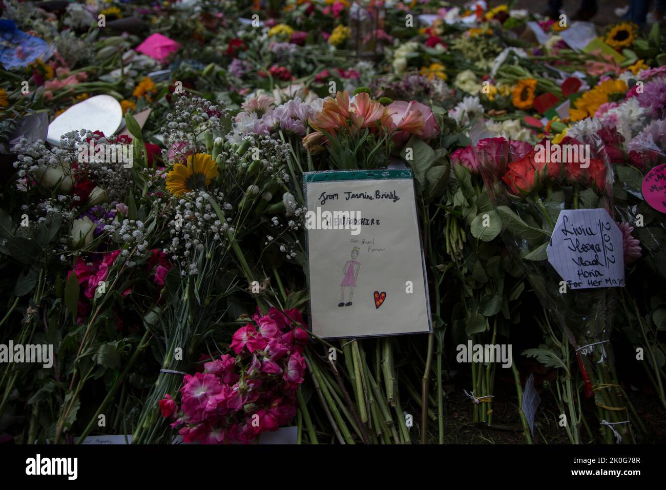 Londra, Regno Unito. 11th settembre 2022. Tributi floreali e carte celebrano la vita della Regina Elisabetta II Credit: Sarah Peters/Alamy Live News Foto Stock