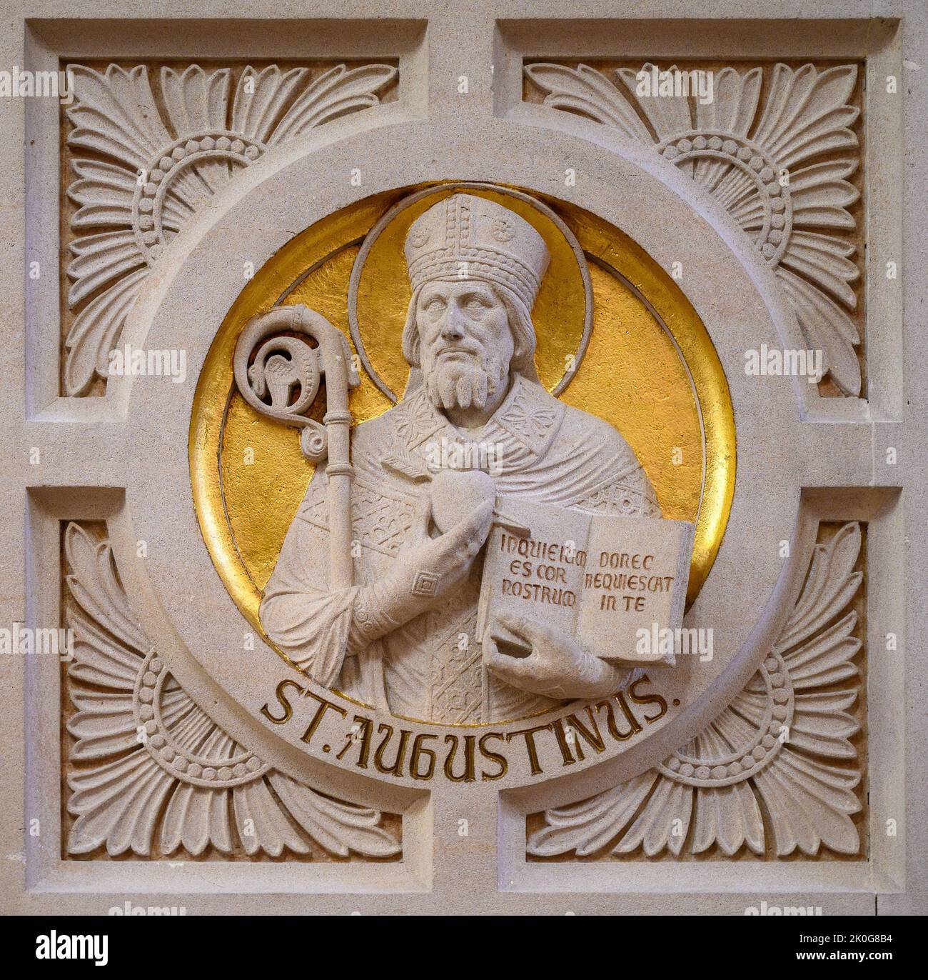 Sant'Agostino. Rilievo sul pulpito nella Chiesa dei Santi Cosma e Damiano a Clervaux, Lussemburgo. Foto Stock