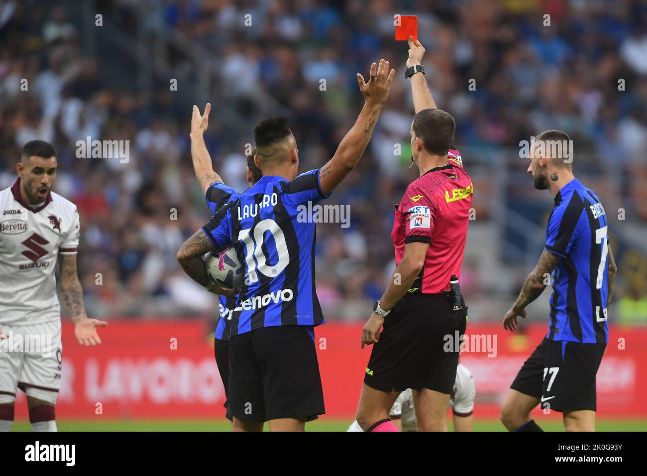 Foto Claudio grassi/LaPresse 10 Settembre 2022 - Milano, Italia - sport, calcio - Inter vs Torino - Campionato italiano di calcio Serie A TIM 2022/2023 - Stadio Giuseppe Meazza. Nella foto: l&#x2019;arbitro Giovanni Ayroldi di Molfetta espelle Antonio Sanabria (#9 Torino) 10 settembre 2022 Milano, Italia - sport, calcio - FC Inter Milan vs Torino FC - Campionato Italiano Serie A TIM Football 2022/2023 - Stadio Giuseppe Meazza. Nella foto: Antonio Sanabria (#9 Torino) inviato dall'arbitro Giovanni Ayroldi di Molfetta Foto Stock