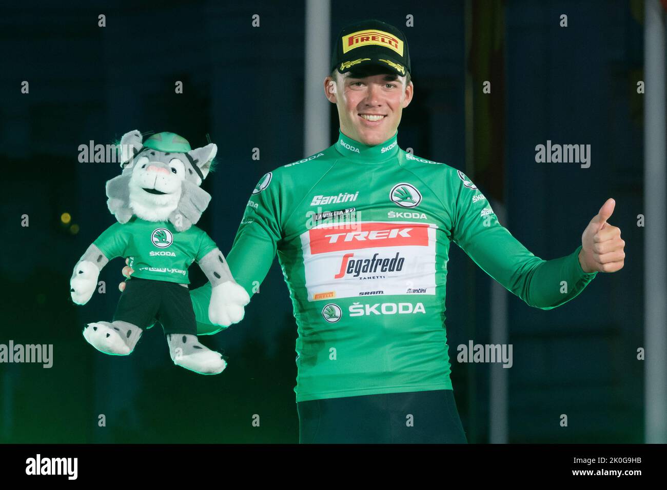 Madrid, Spagna. 11th Set, 2022. Mads Pedersen di Danimarca e Team Trek - Segafredo festeggia la vittoria della maglia Green Points sulla cerimonia del podio dopo il 77th Tour di Spagna 2022, il pilota belga Remco Evenepoel ha ottenuto la sua prima vittoria nel Grand Tour della Vuelta a Espana a Madrid. Il 22 ha dominato la gara di tre settimane, conquistando la vittoria dopo il 21st. Credit: SOPA Images Limited/Alamy Live News Foto Stock