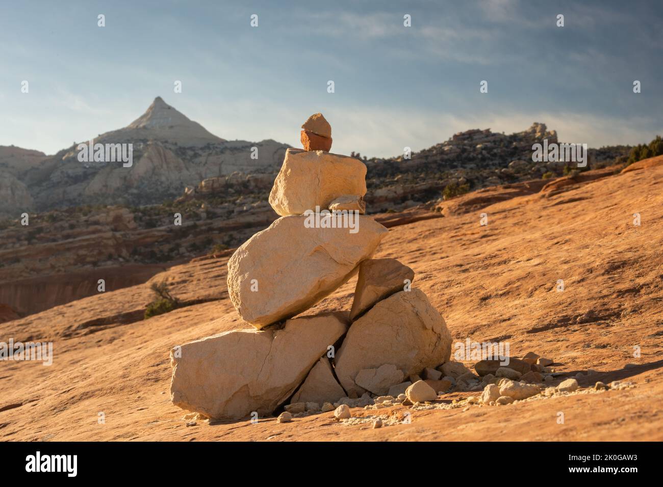 Cairn in piedi su arenaria arancione con Ferns Nipple sullo sfondo nel Capitol Reef National Park Foto Stock