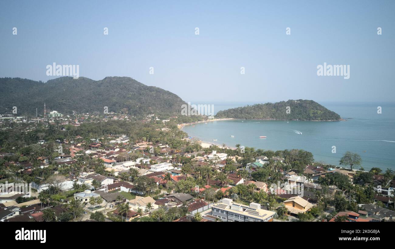 Vista sui droni della spiaggia di Lazaro, Ubatuba, Brasile Foto Stock