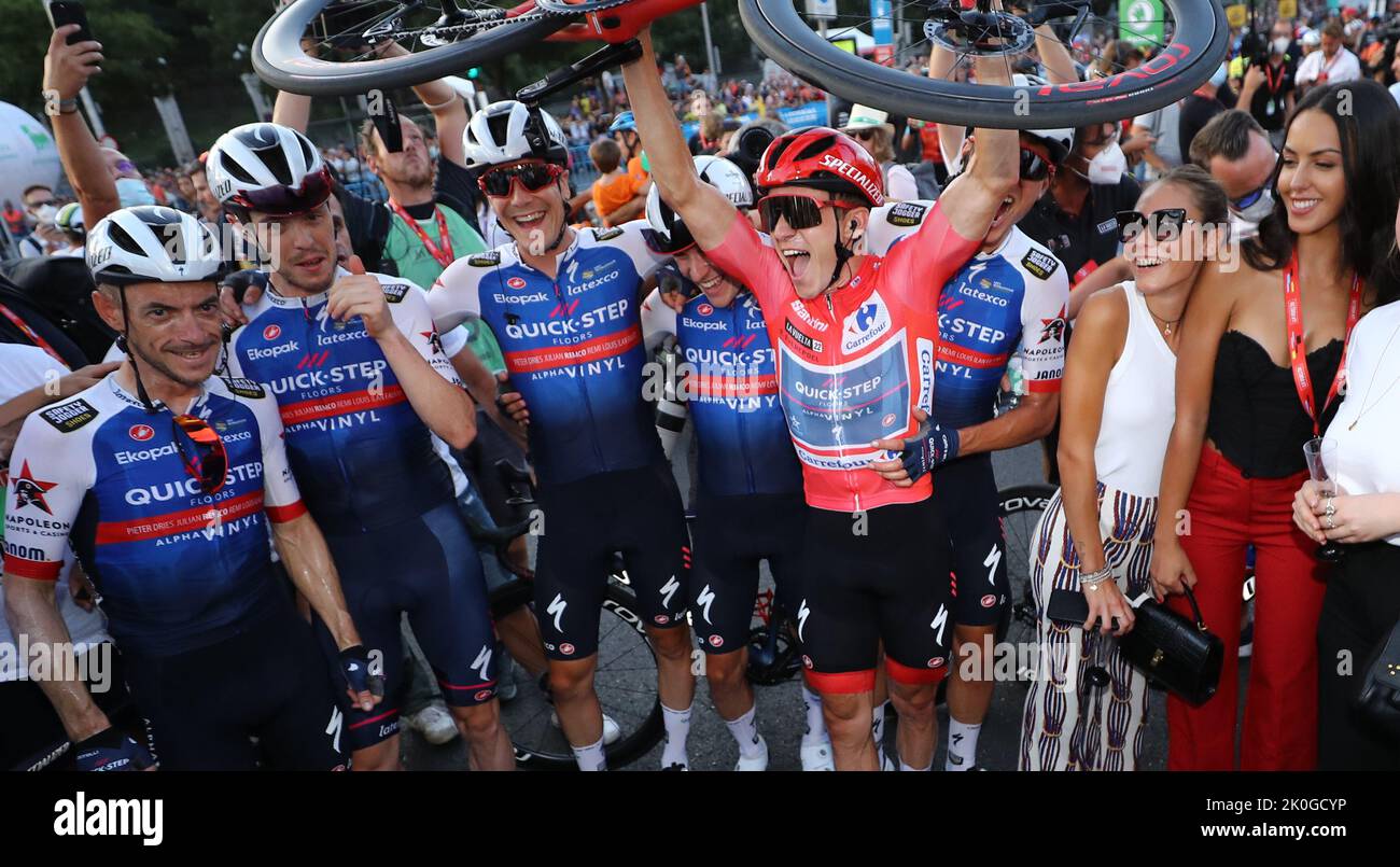 Il belga Remco Evenepoel di Quick-Step Alpha Vinyl festeggia dopo aver vinto la 2022° edizione della 'Vuelta a Espana', gara ciclistica del Tour di Spagna, a Madrid, Spagna, domenica 11 settembre 2022. FOTO DI BELGA DAVID PINTENS Foto Stock