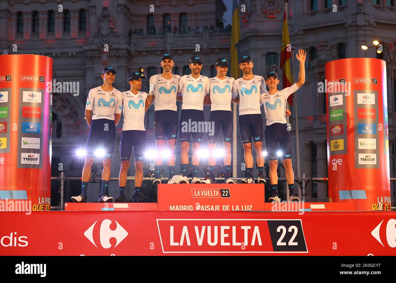 I piloti del Movistar Team sono stati fotografati durante la cerimonia del podio dopo la tappa finale della 2022 edizione della Vuelta a Espana', gara ciclistica del Tour di Spagna, a Madrid, Spagna, domenica 11 settembre 2022. FOTO DI BELGA DAVID PINTENS Foto Stock