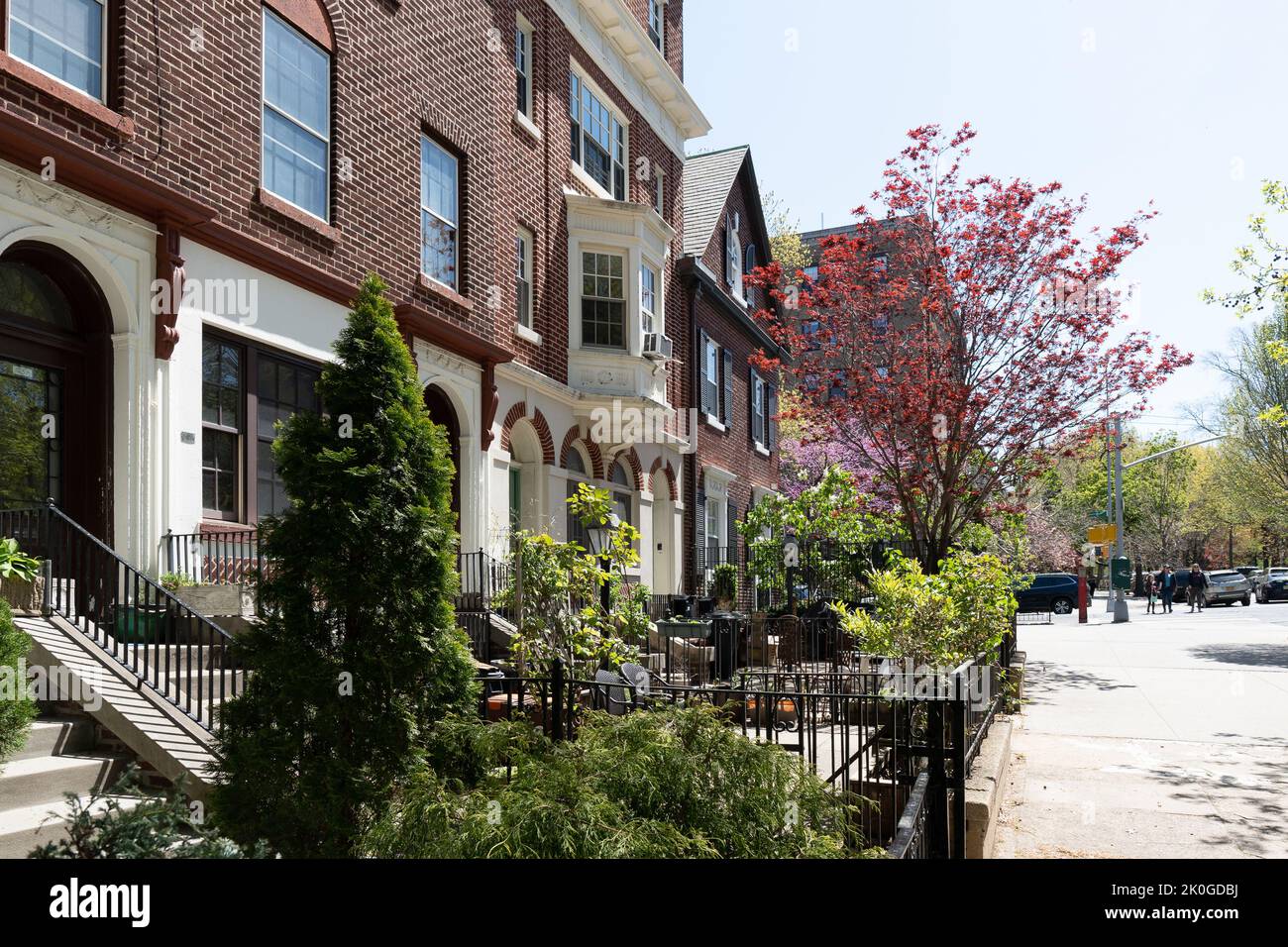 Brooklyn, NY - Aprile 30 2022: Quartiere residenziale di Park Slope, Brooklyn. Pietre brownstones con iarde anteriori e marciapiede. Foto Stock