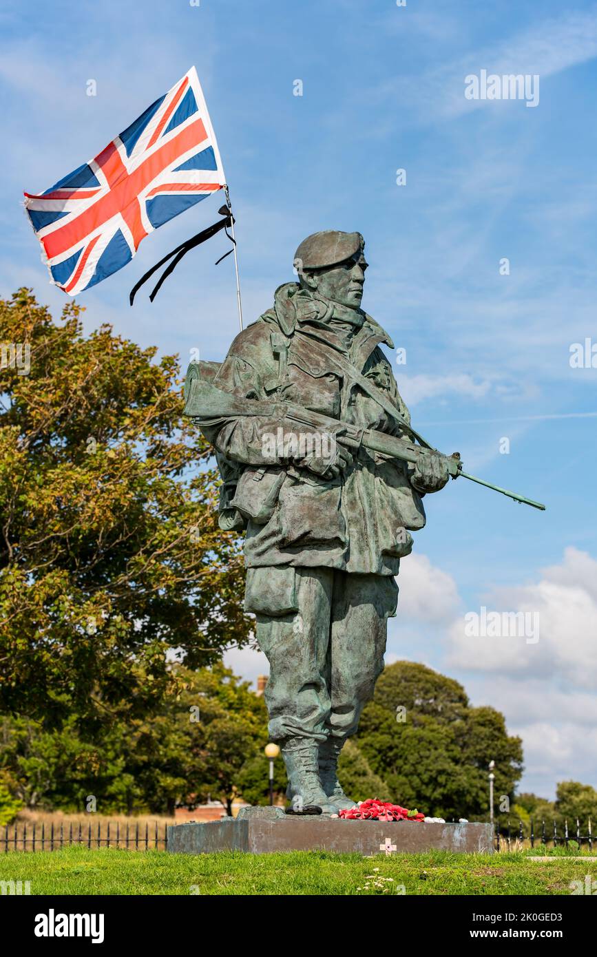 Il memoriale 'Yomper' presso l'ex Rm Barracks / Museum, Portsmouth, Regno Unito, il 11/9/22. Il nastro lutto nero vola come segno di rispetto per HM la Regina. Foto Stock