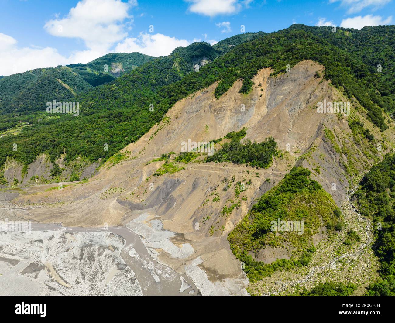 Veduta aerea di frane e cascate sulla strada in montagna Foto Stock