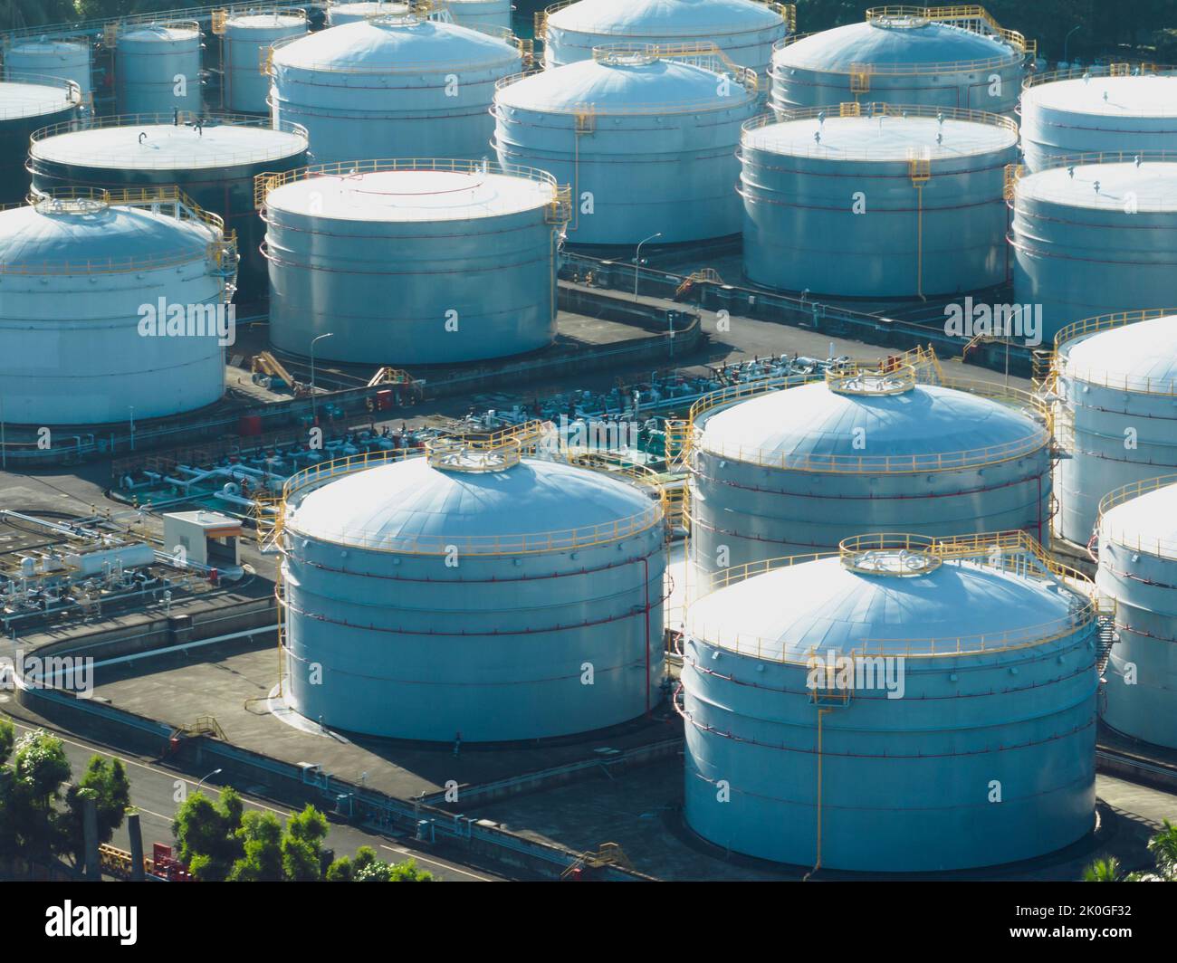 Veduta aerea del sito industriale della raffineria petrolifera e dei serbatoi di contenimento bianco Foto Stock