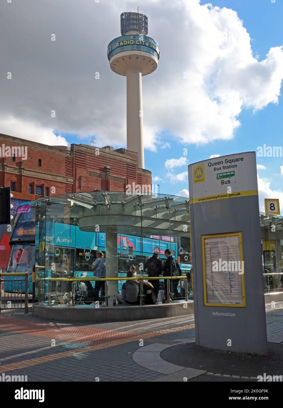 Stazione degli autobus di Merseytravel Queen Square, hub dei trasporti pubblici, radio City St Johns beacon, Central Liverpool, Merseyside, Inghilterra, Regno Unito, L1 1RG Foto Stock