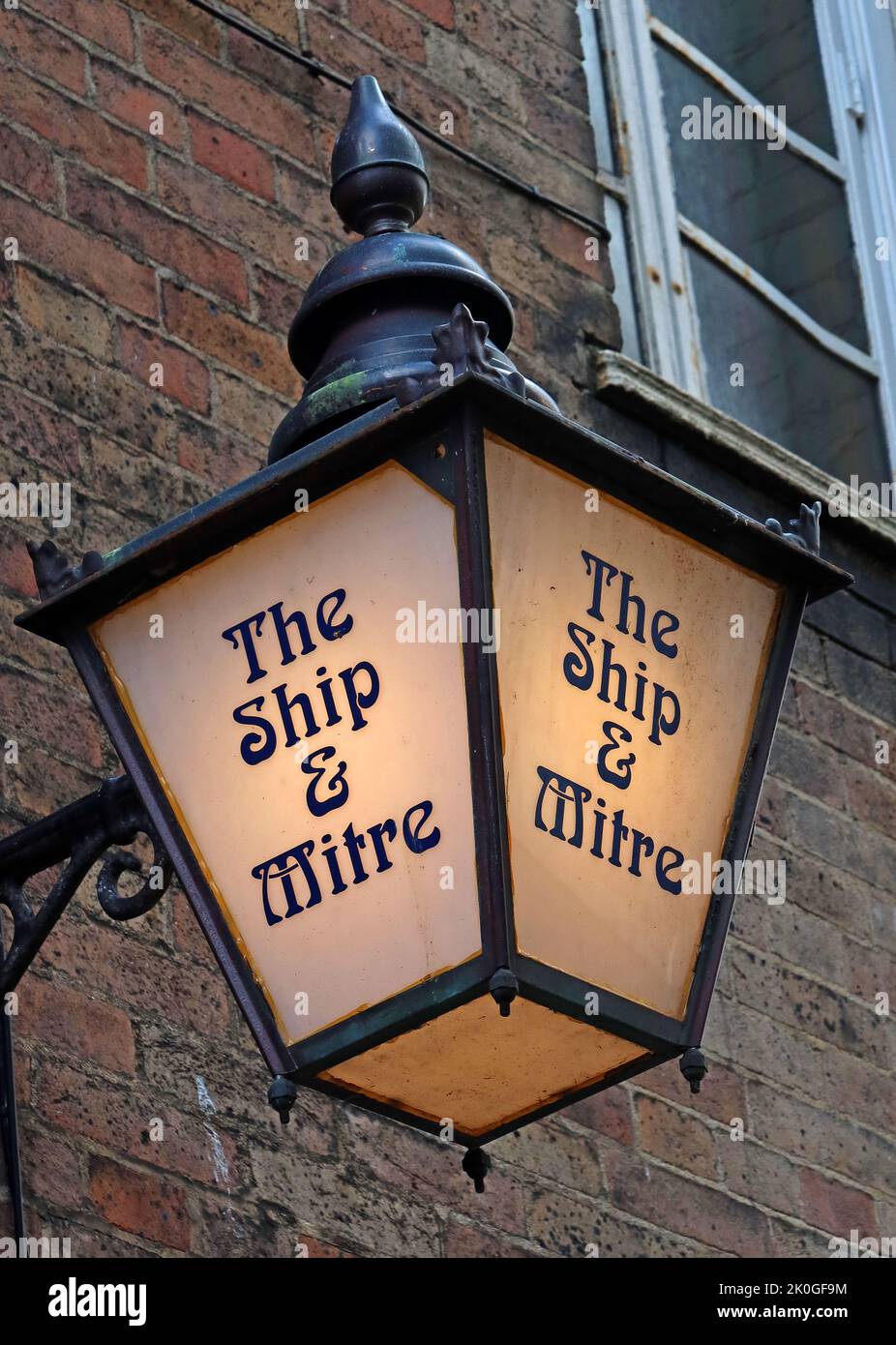 Lampada stradale fuori dalla barra Ship & Mitre, 133 Dale St, Liverpool, Merseyside, Inghilterra, REGNO UNITO, L2 2JH Foto Stock