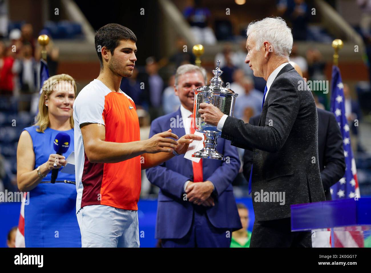 New York, USA, 11th.September 2022.John McEnroe consegna il trofeo al tennista spagnolo Carlos Alcaraz durante la finale maschile degli US Open Championships, Billie Jean King National Tennis Center domenica 11September 2022. © Juergen Hasenkopf / Alamy Live News Foto Stock