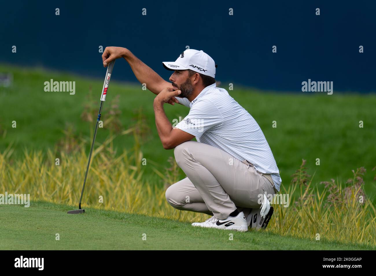 Pablo Larrazabal (ESP) allinea un putt sul green 18th durante il BMW PGA Championship 2022 al Wentworth Club, Virginia Water, Regno Unito, 11th settembre 2022 (Foto di Richard Washbrooke/News Images) Foto Stock