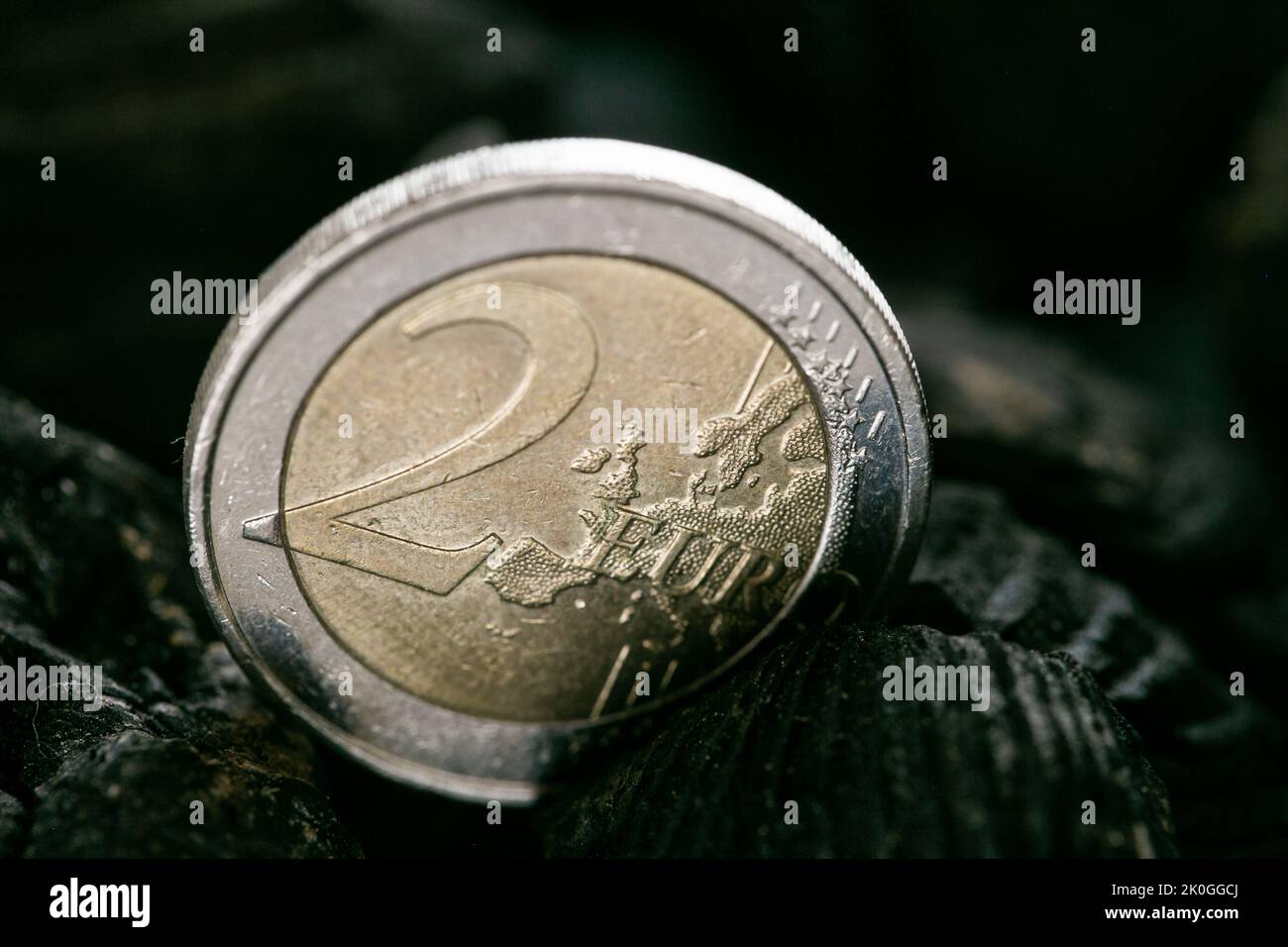 Riscaldamento nell'Unione europea. Costo del carbone in Europa. moneta europea su un pezzo di carbone. Industria del carbone nell'Unione europea. Acquisto di carbone per il riscaldamento Foto Stock