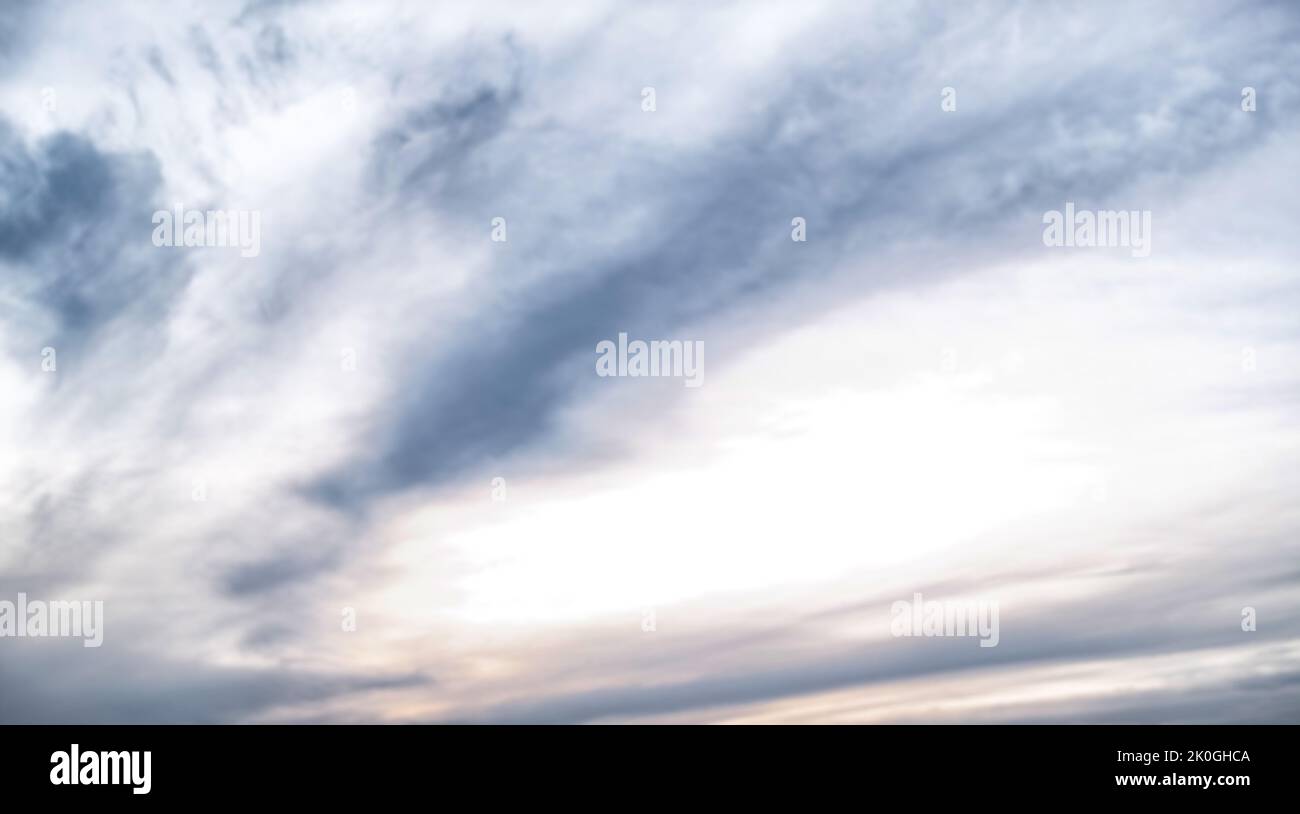 Il cielo fa cose meravigliose. Uno sfondo naturale - copyspace. Foto Stock