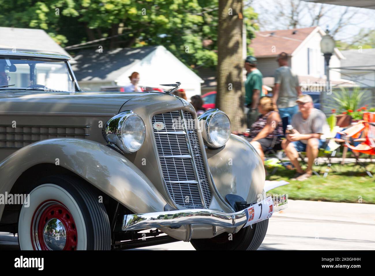 A beige 1935 Auburn 653 partecipa alla sfilata 2022 Auburn Cord Duesenberg Festival a Auburn, Indiana, USA. Foto Stock