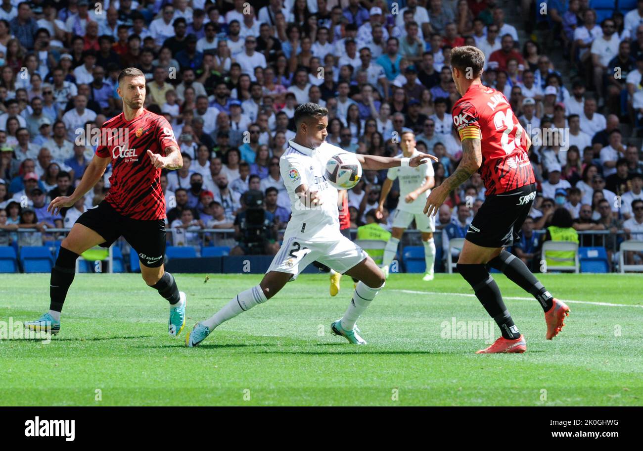 Madrid, Spagna. 11th Set, 2022. Rodrygo (C) del Real Madrid controlla la palla durante una partita la Liga Santander contro RCD Mallorca a Madrid, Spagna, 11 settembre 2022. Credit: Gustavo Valiente/Xinhua/Alamy Live News Foto Stock