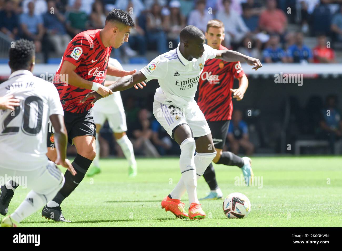 Madrid, Spagna. 11th Set, 2022. Ferland Mendy (R) del Real Madrid con Rodrigo Battaglia di Maiorca durante la partita la Liga Santander a Madrid, Spagna, 11 settembre 2022. Credit: Gustavo Valiente/Xinhua/Alamy Live News Foto Stock