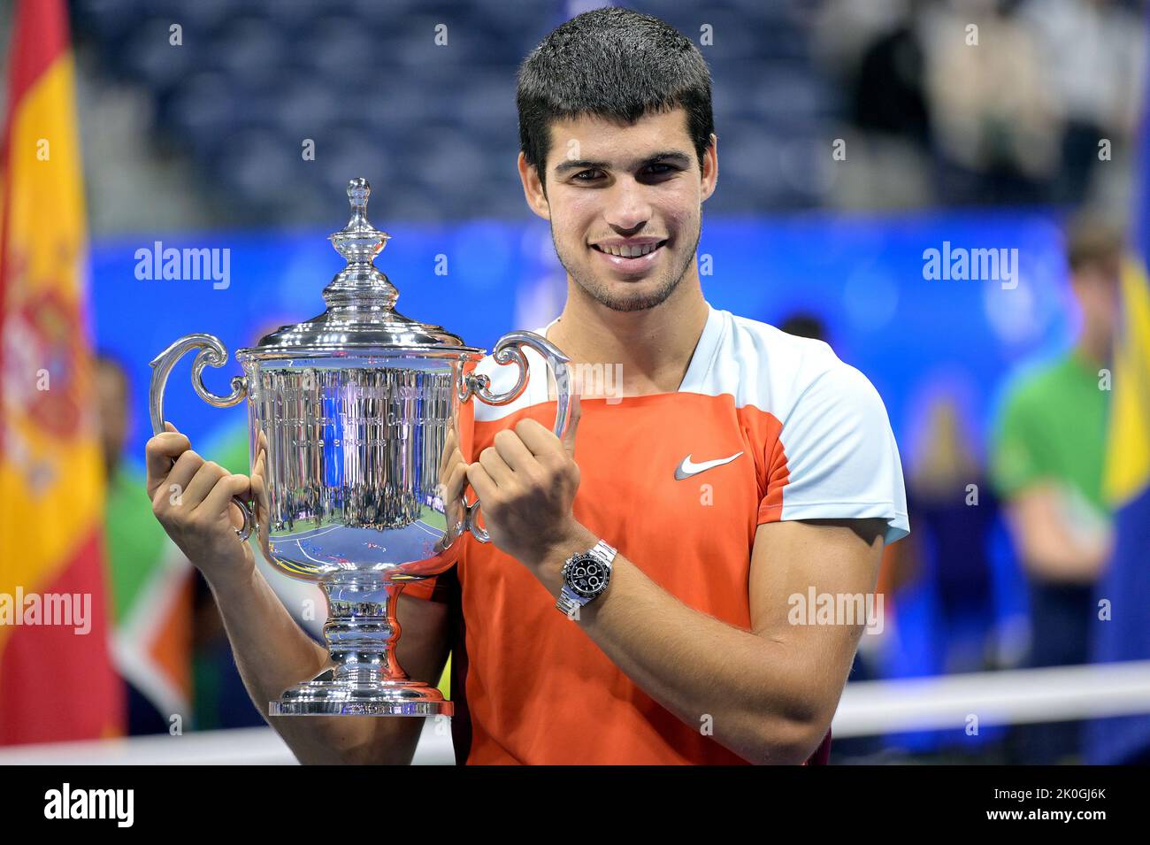 New York, Stati Uniti. 11th Set, 2022. Carlos Alcaraz, di Spagna, detiene il trofeo di campionato dopo aver sconfitto Casper Ruud, di Norvegia, nella finale maschile dei campionati di tennis degli U.S. Open all'USTA Billie Jean King National Tennis Center di Flushing Meadows Corona Park New York, 11 settembre 2022. (Foto di Anthony Behar/Sipa USA) Credit: Sipa USA/Alamy Live News Foto Stock